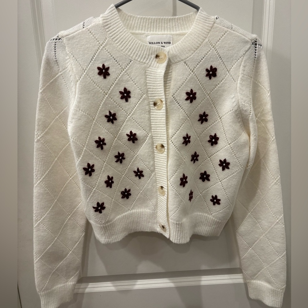 NWT Willow & Wind White Sweater with burgundy embroidered Flowers- M